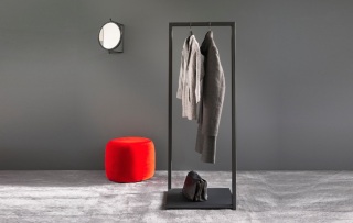 Butler sait comment on accroche un manteau avec style Butler sait comment on accroche un manteau avec style image