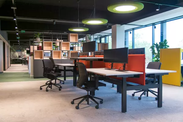 Bureaux assis-debout avec chaises de bureau ergonomiques et panneau acoustique rouge