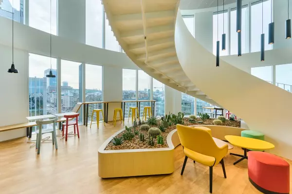 Salon avec sièges et poufs colorés